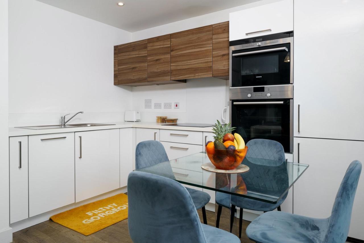 Stylish Fully-Equipped One Bedroom Apartment With Extra Sofa Bed, Free Secure Parking, Onsite Gym, 24Hr Security & Concierge Londyn Zewnętrze zdjęcie
