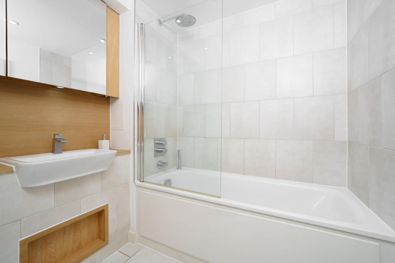 Stylish Fully-Equipped One Bedroom Apartment With Extra Sofa Bed, Free Secure Parking, Onsite Gym, 24Hr Security & Concierge Londyn Zewnętrze zdjęcie