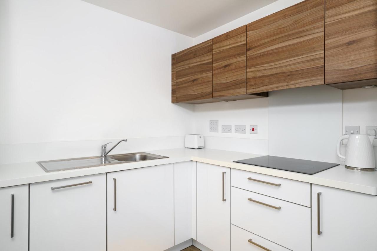 Stylish Fully-Equipped One Bedroom Apartment With Extra Sofa Bed, Free Secure Parking, Onsite Gym, 24Hr Security & Concierge Londyn Zewnętrze zdjęcie