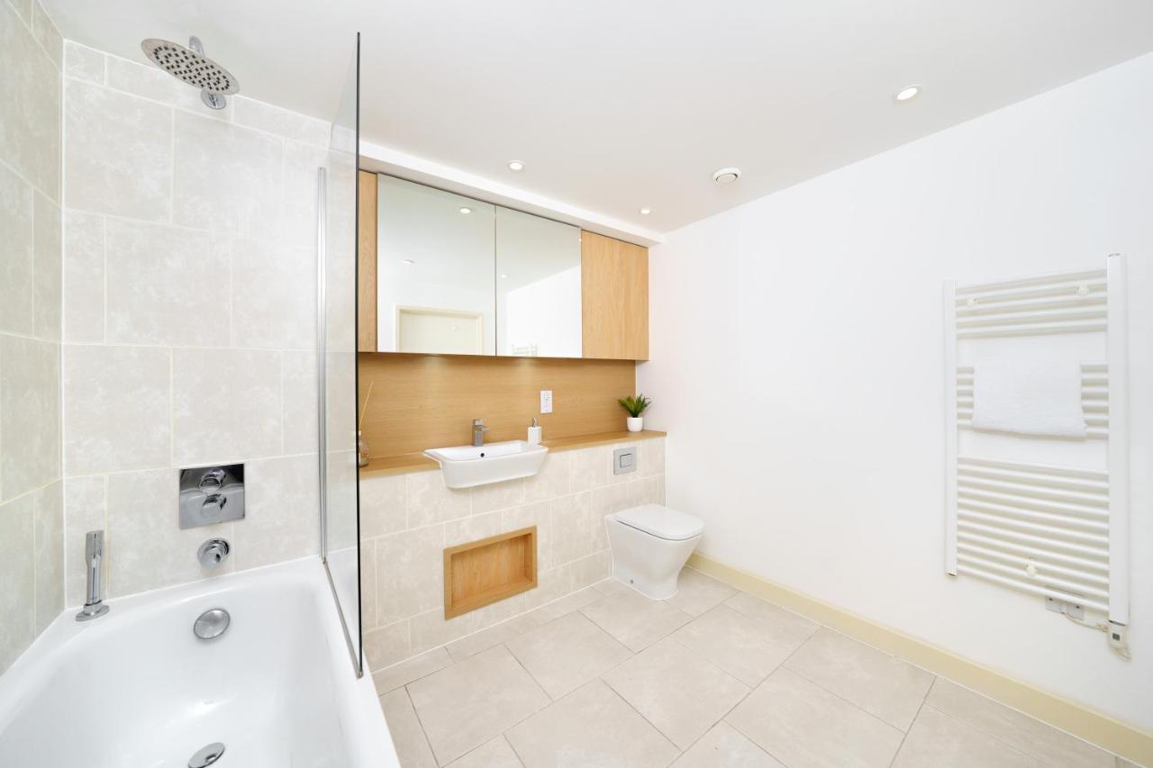 Stylish Fully-Equipped One Bedroom Apartment With Extra Sofa Bed, Free Secure Parking, Onsite Gym, 24Hr Security & Concierge Londyn Zewnętrze zdjęcie